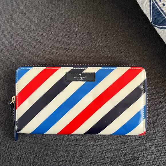Kate spade New York Daycation neda Wallet. - Picture 1 of 7